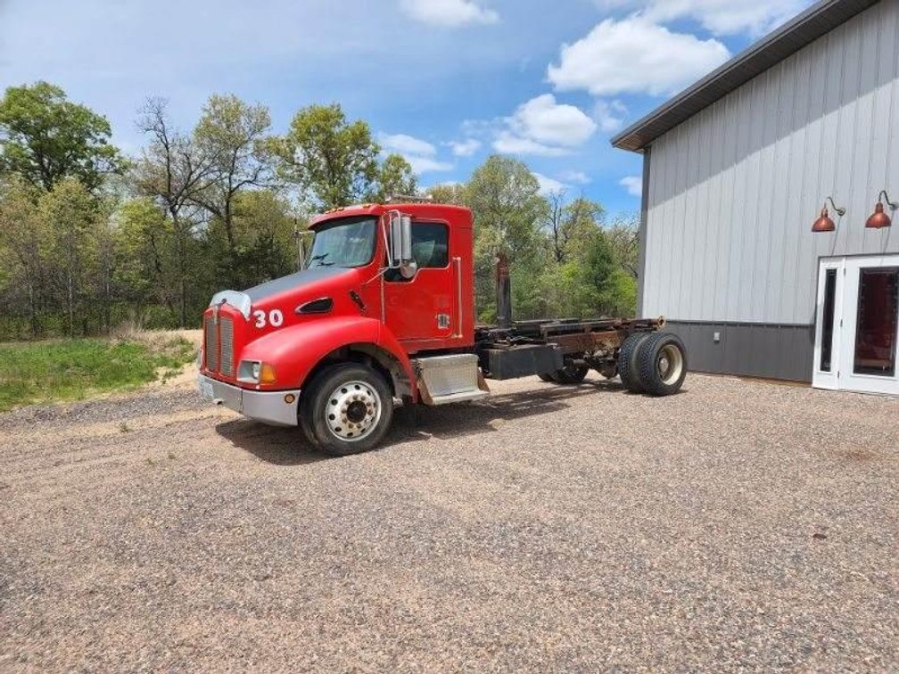 1998 Kenworth Rolloff Hook Truck (Has WI Title) (Friendship, WI)