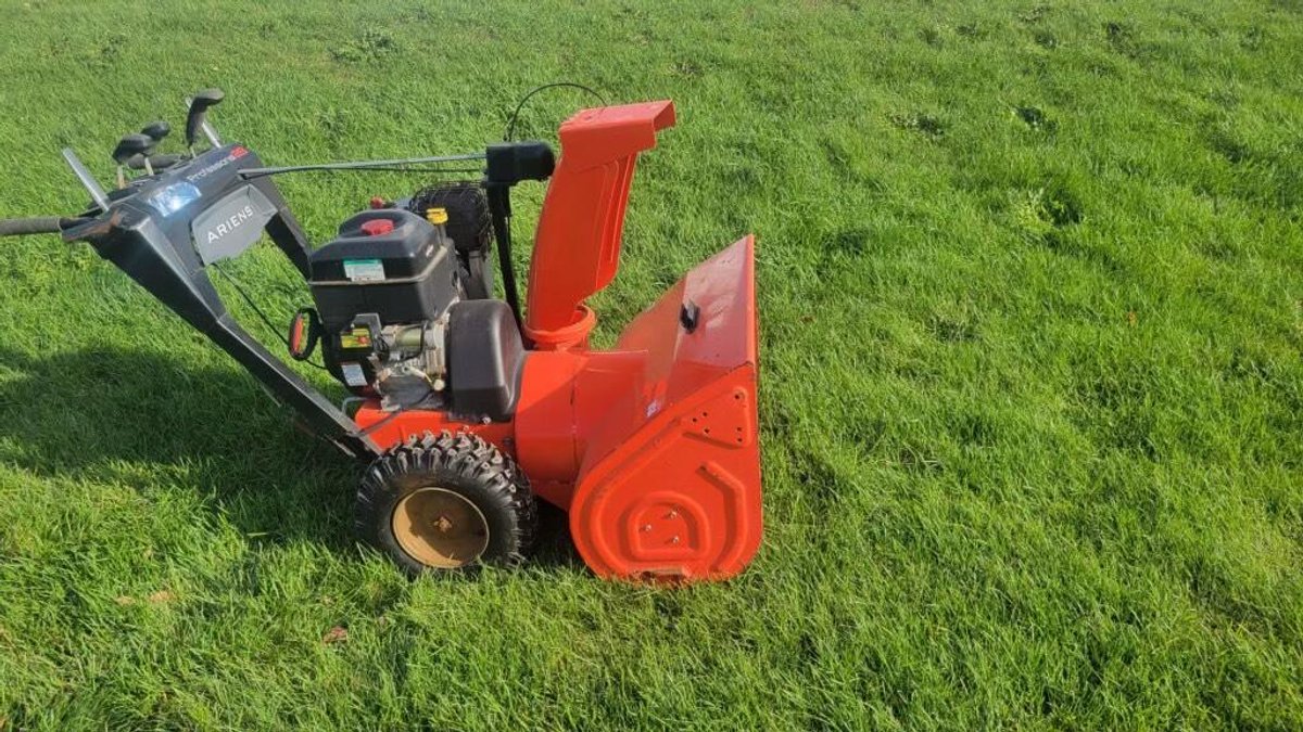Ariens 28" Professional Snow Blower (DePere, WI)