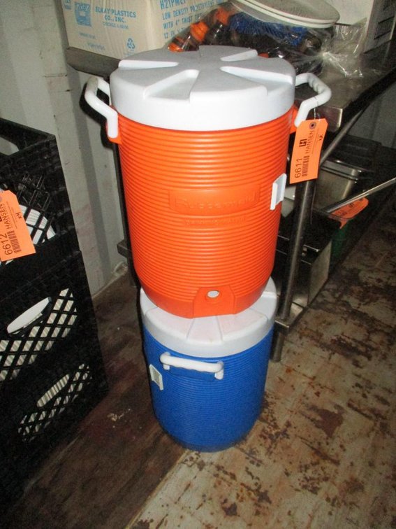 (2) Rubbermaid 5 Gallon Insulated Beverage Dispensers