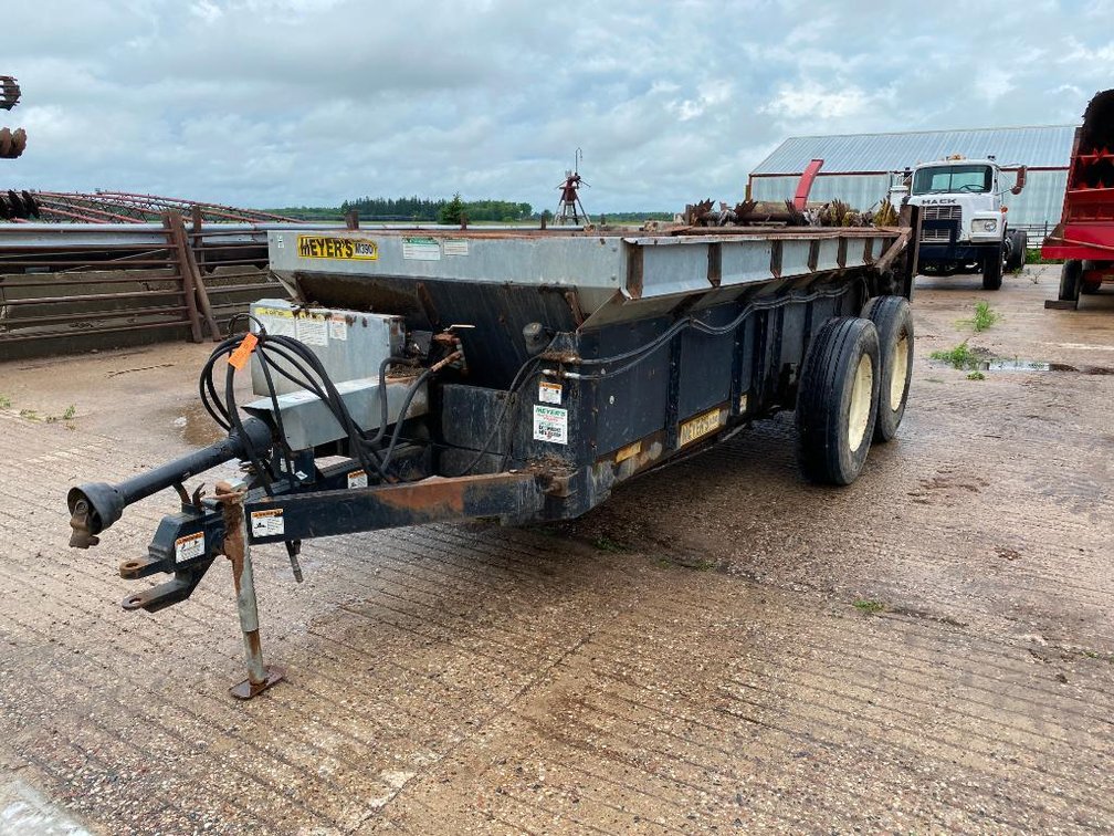 Meyers M390 Tandem Axle Dry Manure Spreader