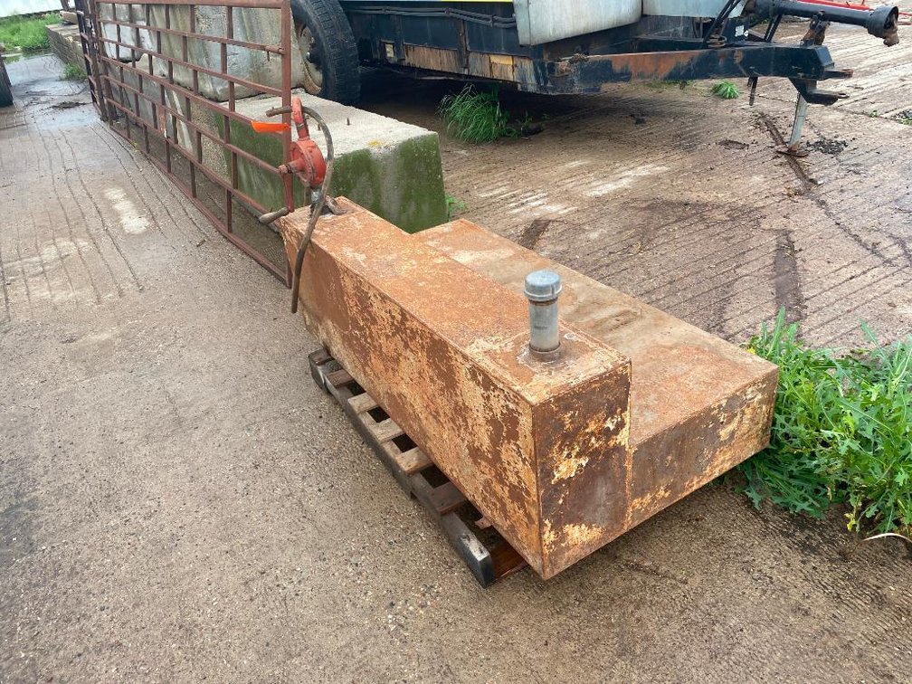 L-Shaped Fuel Tank With Hand Crank Pump