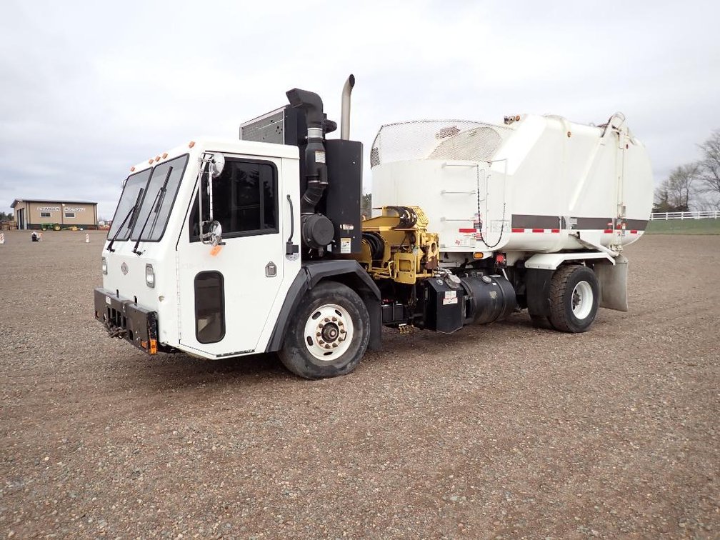 2014 Crane Carrier Corp Garbage Truck (MN Title in Delay)