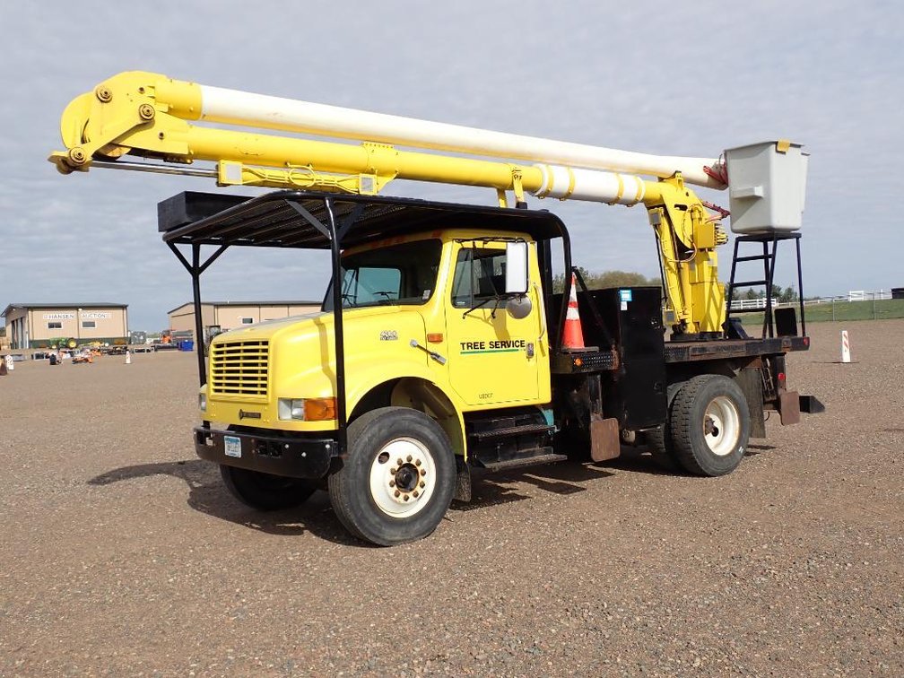 2000 International DT 4700 Bucket Truck (Has MN Title)