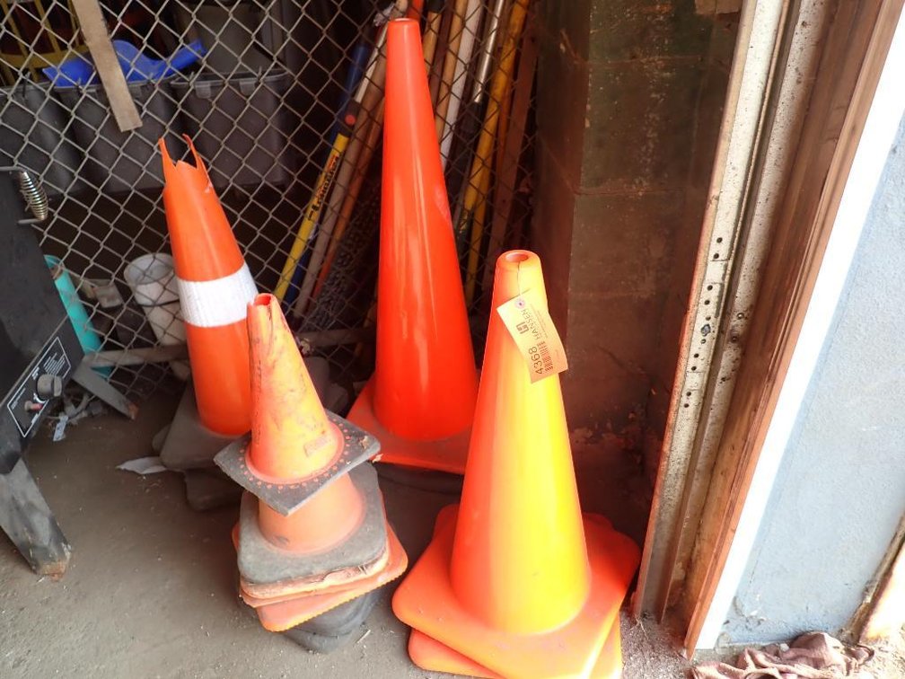 (16) Traffic Cones