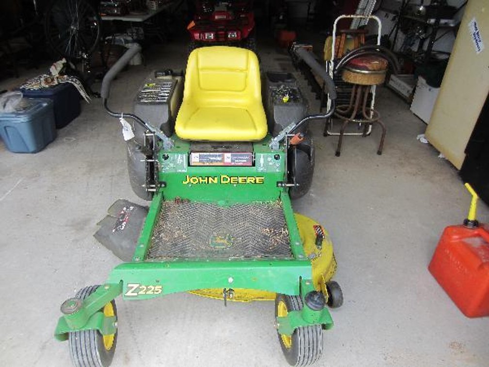 John Deere Z225 Ez Track Zero Turn