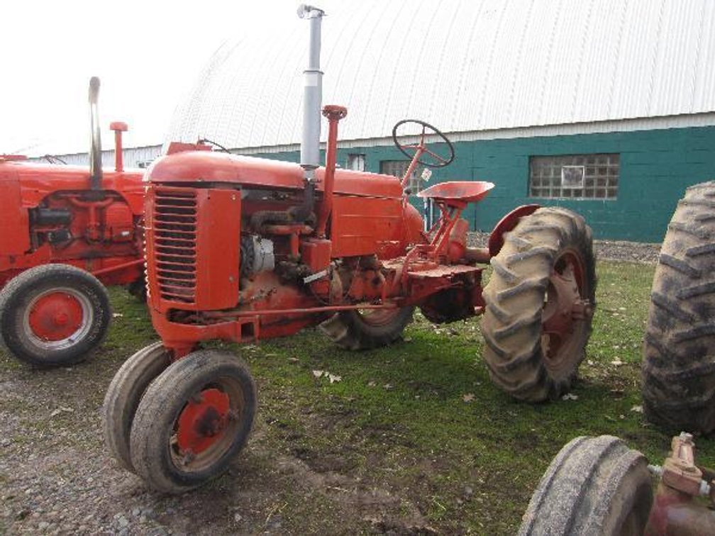 CASE VAC TRACTOR WITH NARROW FRONT