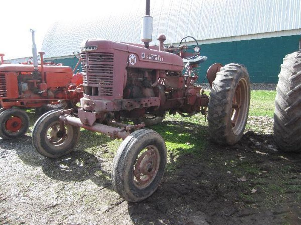 FARMALL M TRACTOR WITH WIDE FRONT