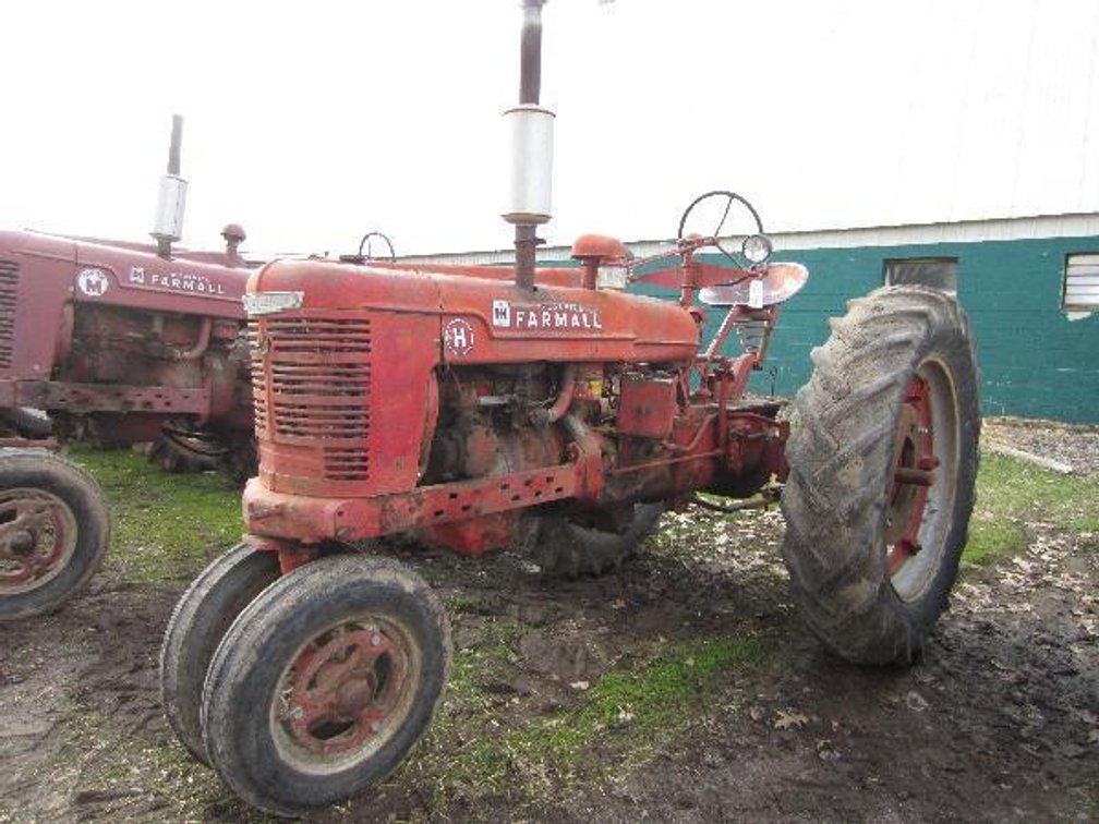 FARMALL H TRACTOR WITH NARROW FRONT