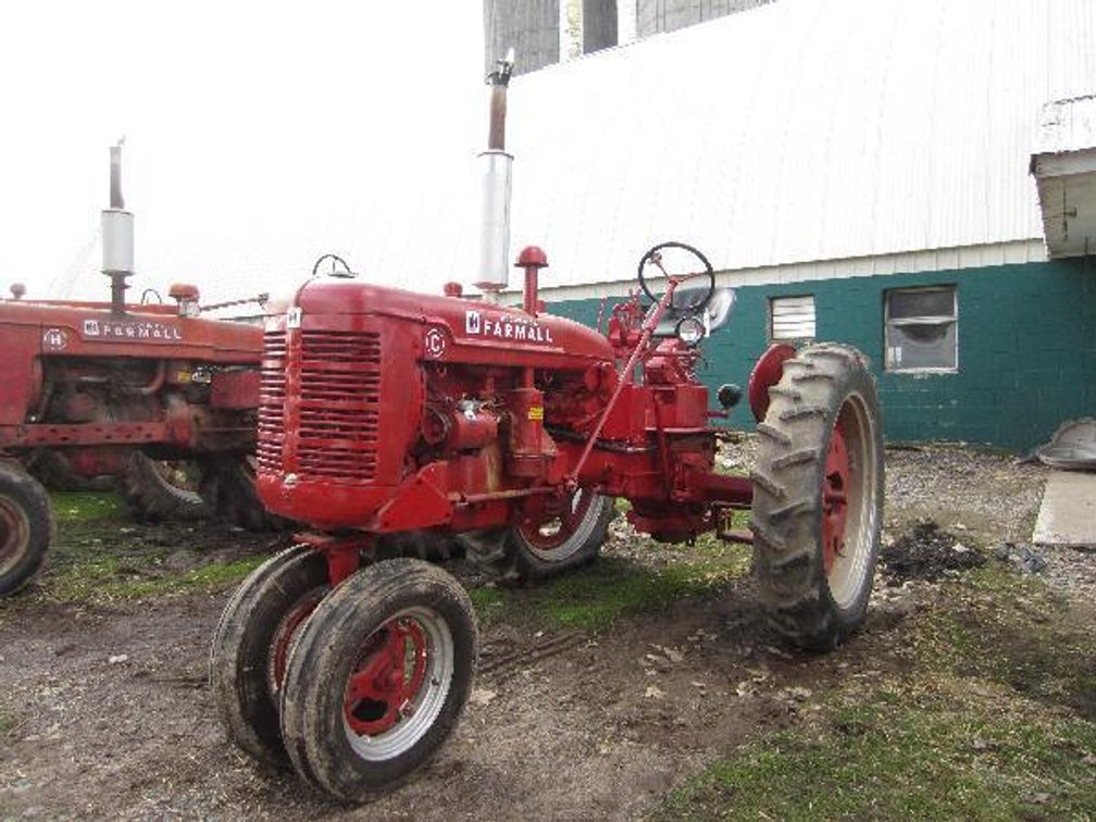FARMALL C TRACTOR WITH NARROW FRONT