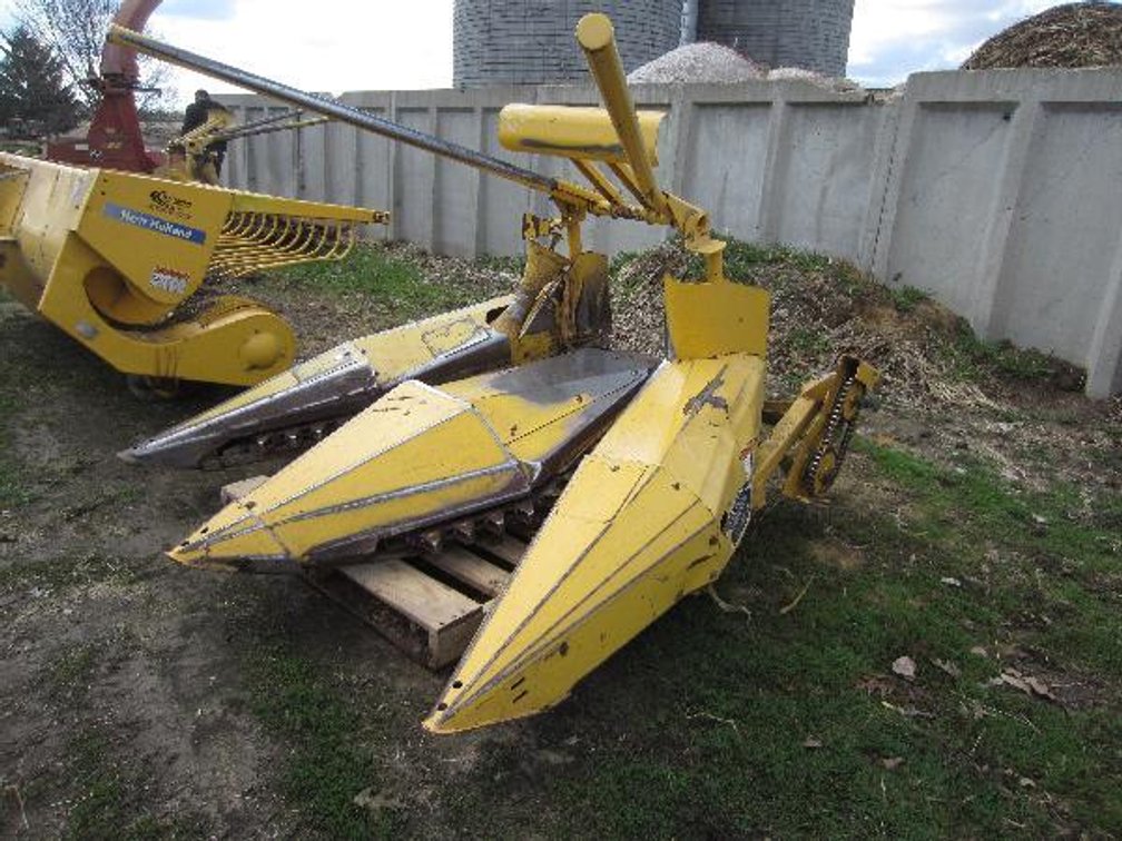 NEW HOLLAND 824 2-ROW CHOPPER CORN HEAD