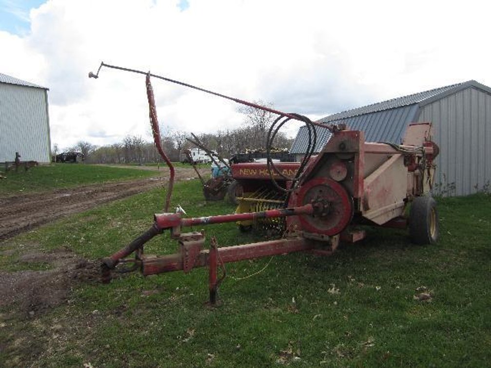 NEW HOLLAND 310 SMALL SQUARE BALER WITH KICKER