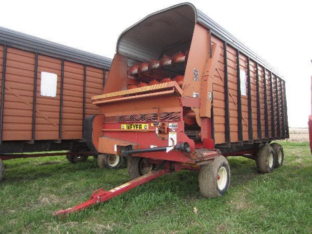 MEYER 500 18FT CHOPPER BOX ON TANDEM AXLE RUNNING GEAR