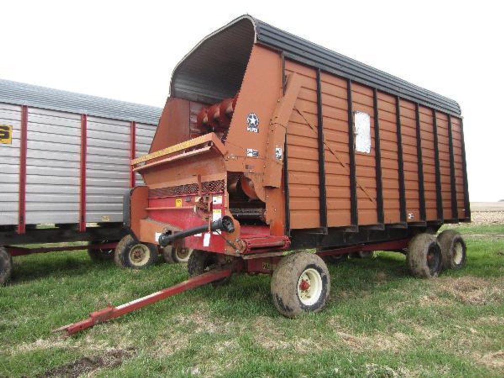 MEYER 16FT CHOPPER BOX ON TANDEM AXLE RUNNING GEAR