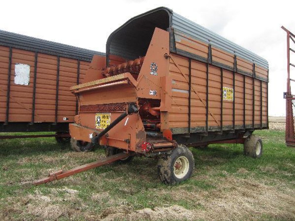 MEYER 16FT CHOPPER BOX ON TANDEM AXLE RUNNING GEAR