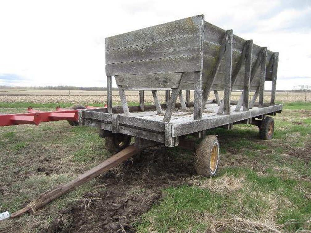 WOODEN FEEDER WAGON ON BADGER RUNNING GEAR