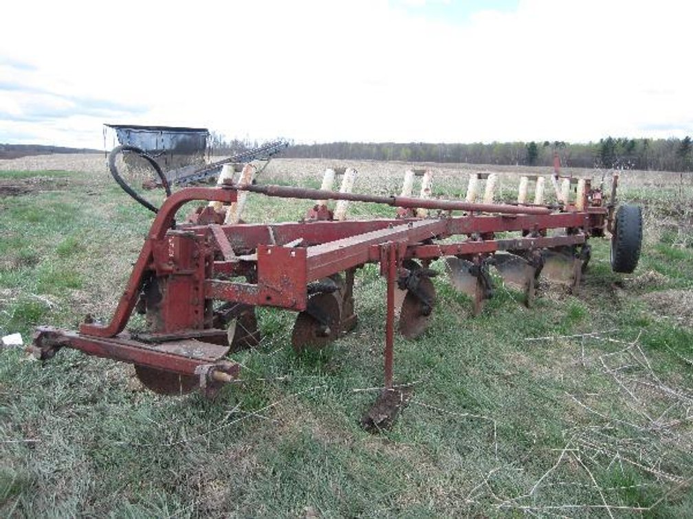 INTERNATIONAL 700 6-BOTTOM PLOW WITH COULTERS