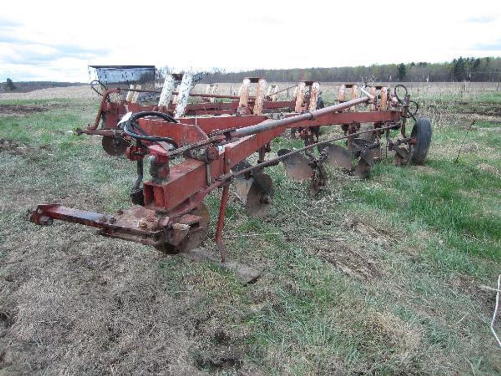INTERNATIONAL 710 5-BOTTOM PLOW WITH COULTERS