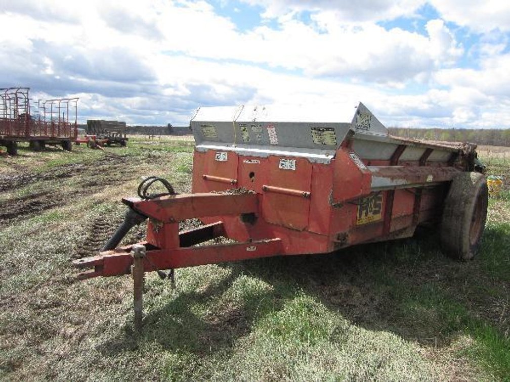 H&S 235 MANURE SPREADER WITH END GATE