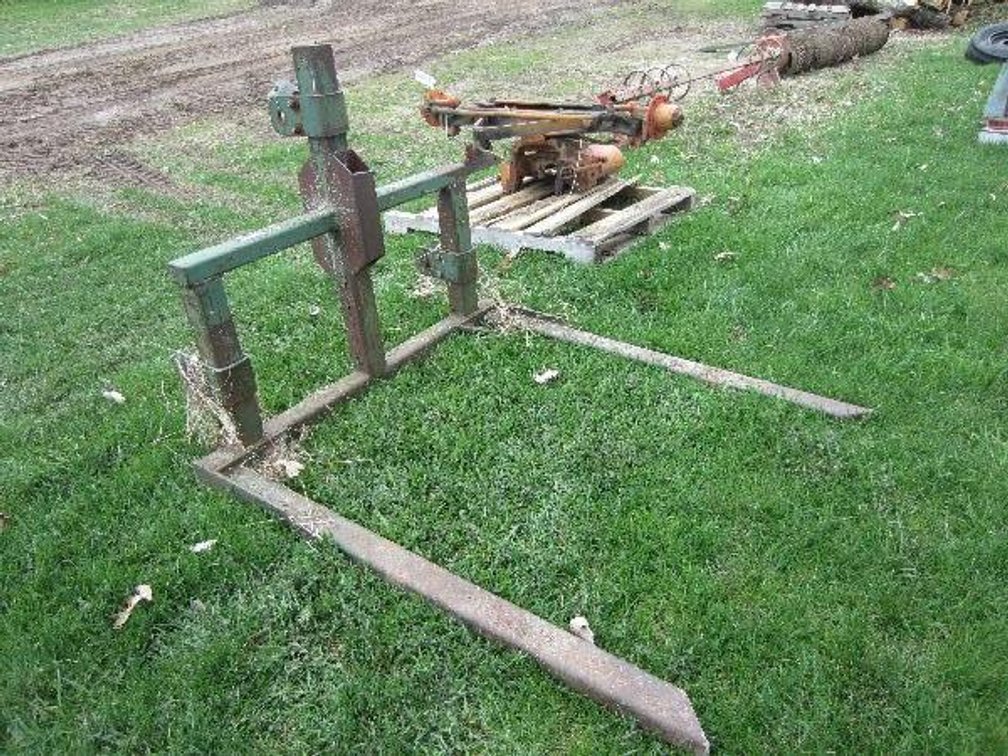 3PT MOUNTED ROUND BALE MOVER