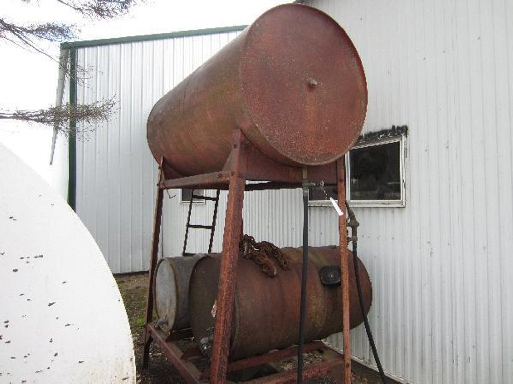 GRAVITY FEED GAS BARREL ON STAND SELLS WITH (2) SMALLER BARRELS (CHAINS ON LOWER BARRELS ARE NOT PART OF THIS LOT)