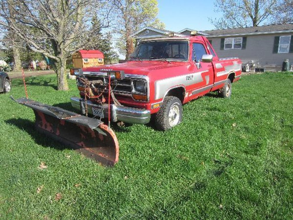 1990 DODGE 1500 4X4 REGULAR CAB LONG BOX PICKUP WITH WESTERN PLOW, VIN# 1B7HM16Y5LS734037