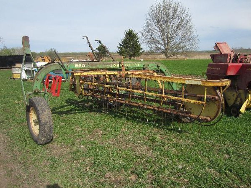 JOHN DEERE 660 SIDE RAKE
