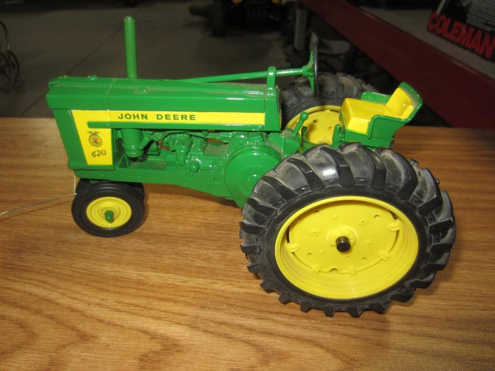 Ertl John Deere 620 Toy Tractor (T6)