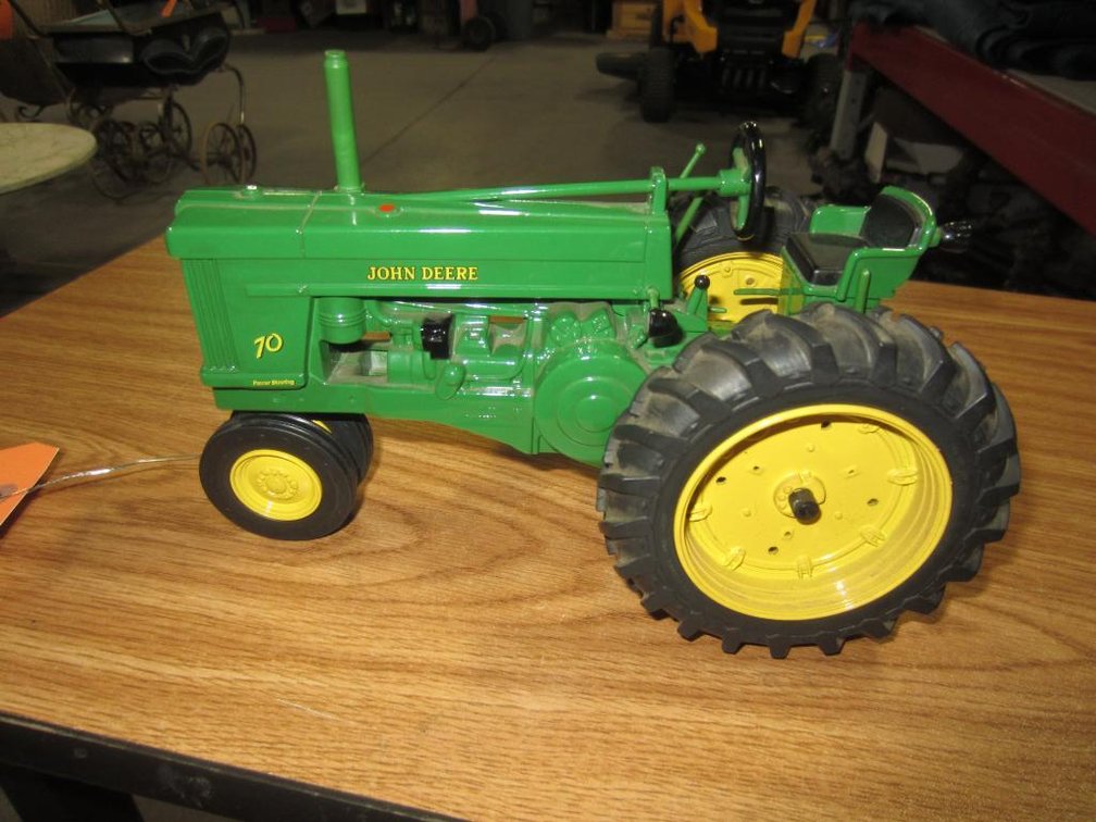 Ertl John Deere 70 Toy Tractor (T6)