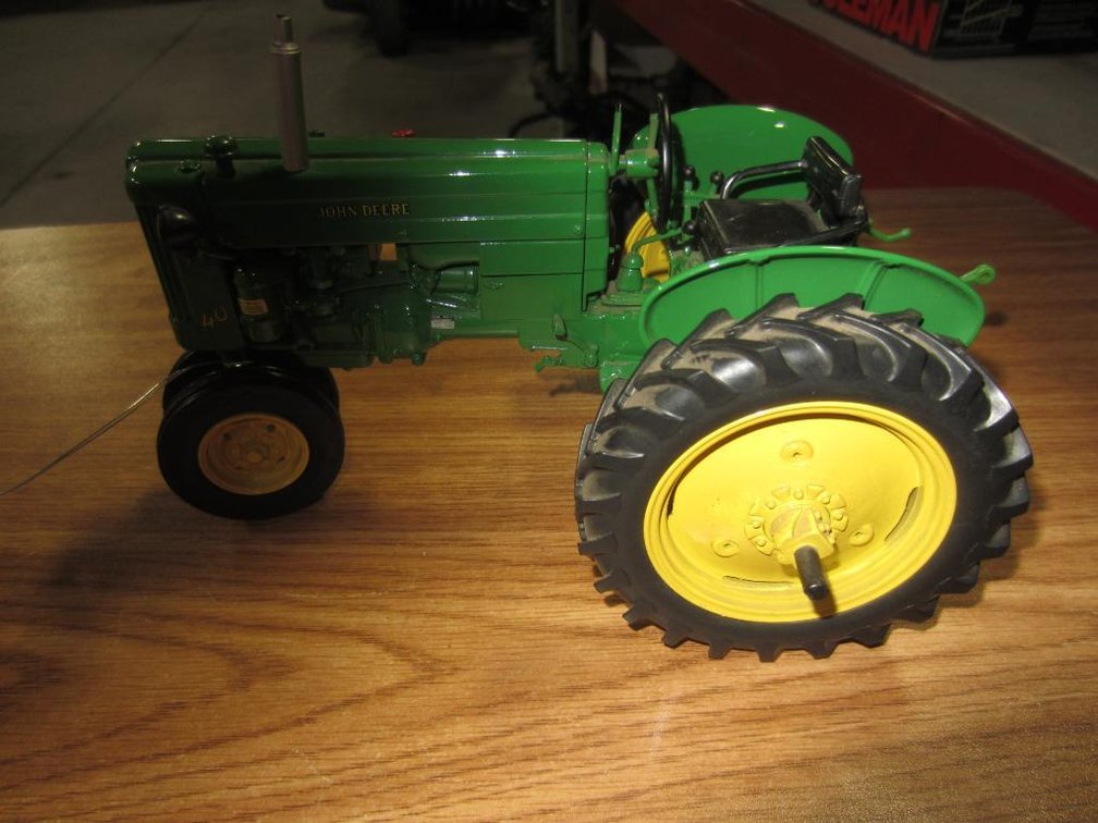Ertl John Deere 40 Toy Tractor (T6)