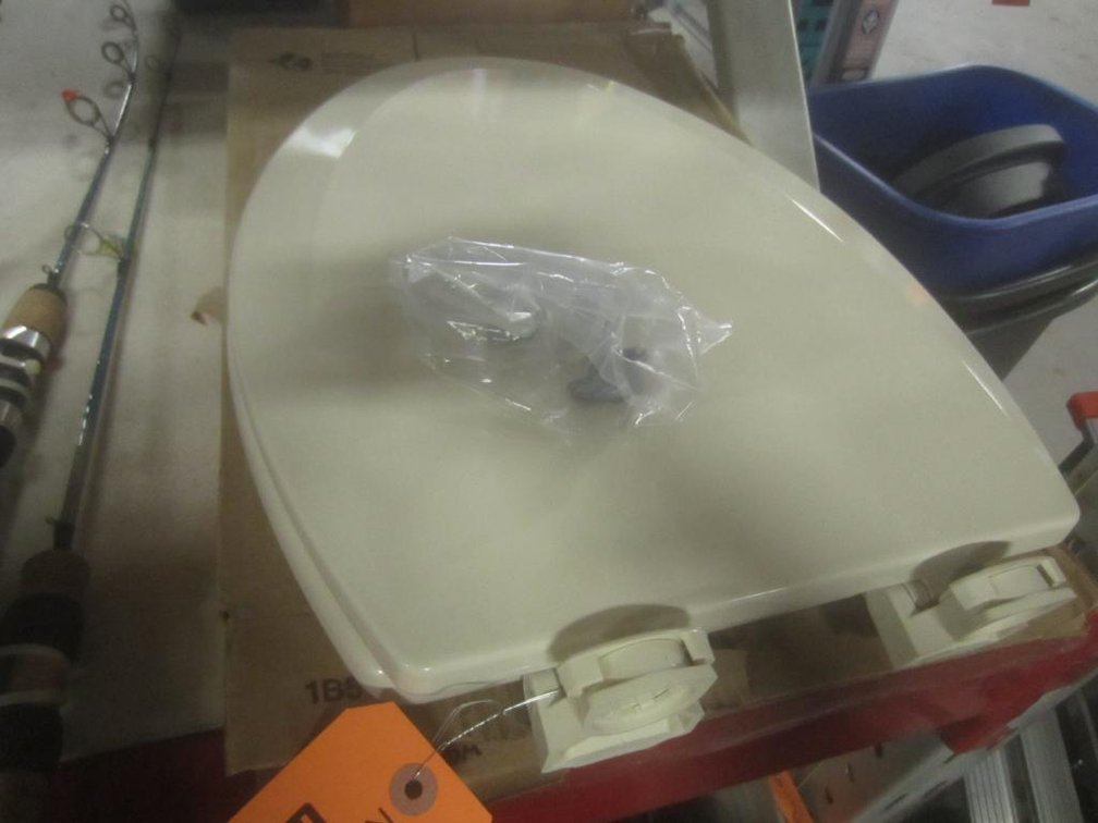 (1) New Large Oval Toilet Seat (T13)