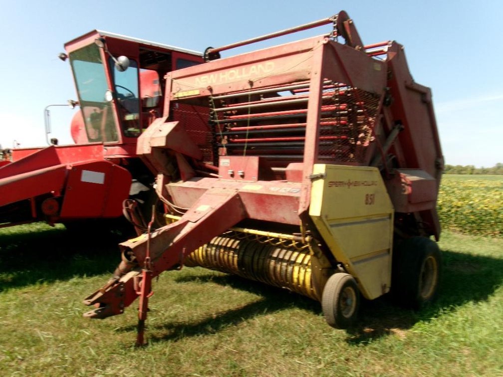 Sperry New Holland 851 Round Baler SN: 565395