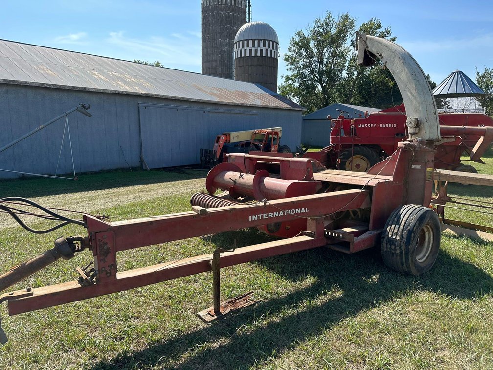 International 830 Forage Harvester SN: 06700096001020