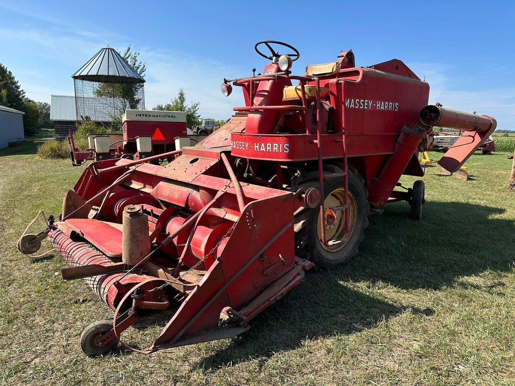 Massey-Harris 82 Combine