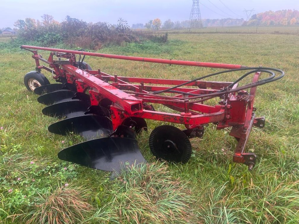 IH 560 5 Bottom Plow