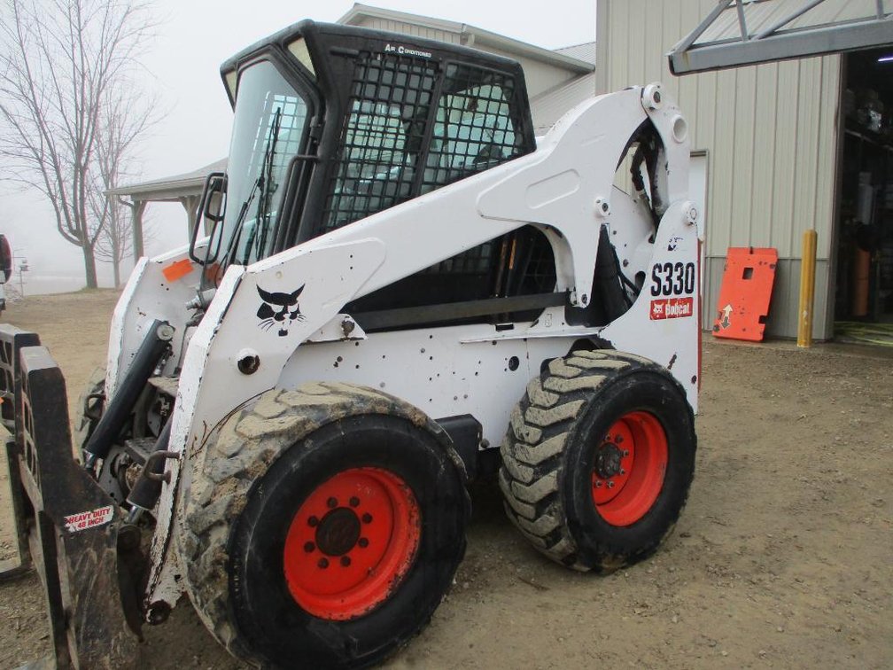 2009 S330 Bobcat Skidsteer (South Wayne, WI)