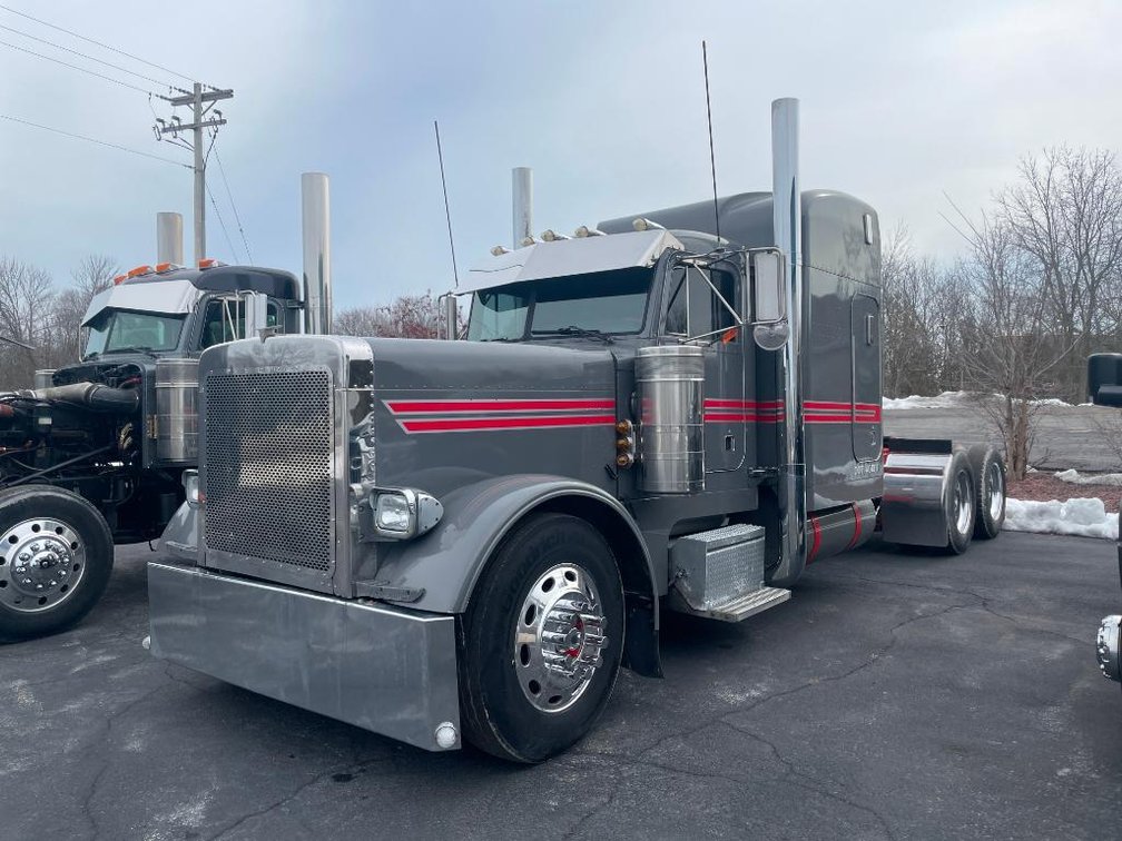 2004 Peterbilt 379, Tandem Axle Semi Sleeper Cab (Has WI Title) (Denmark, WI)