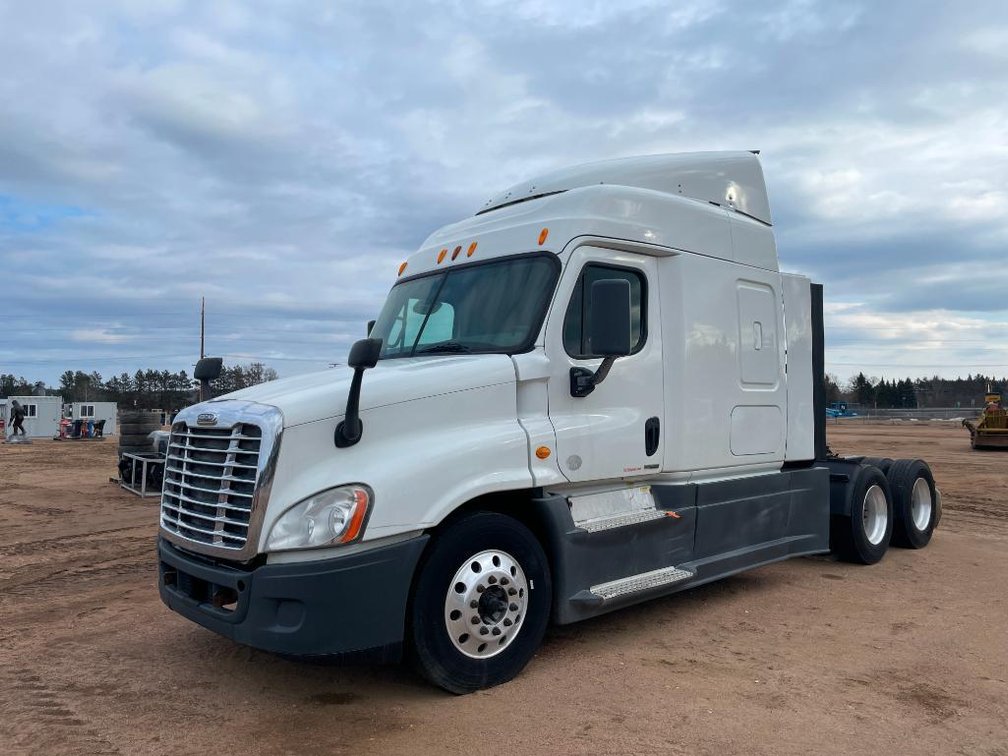 2014 Freightliner Cascadia Evolution Sleeper Cab Semi (With WI Title) (Nitke Yard, Mosinee, WI)