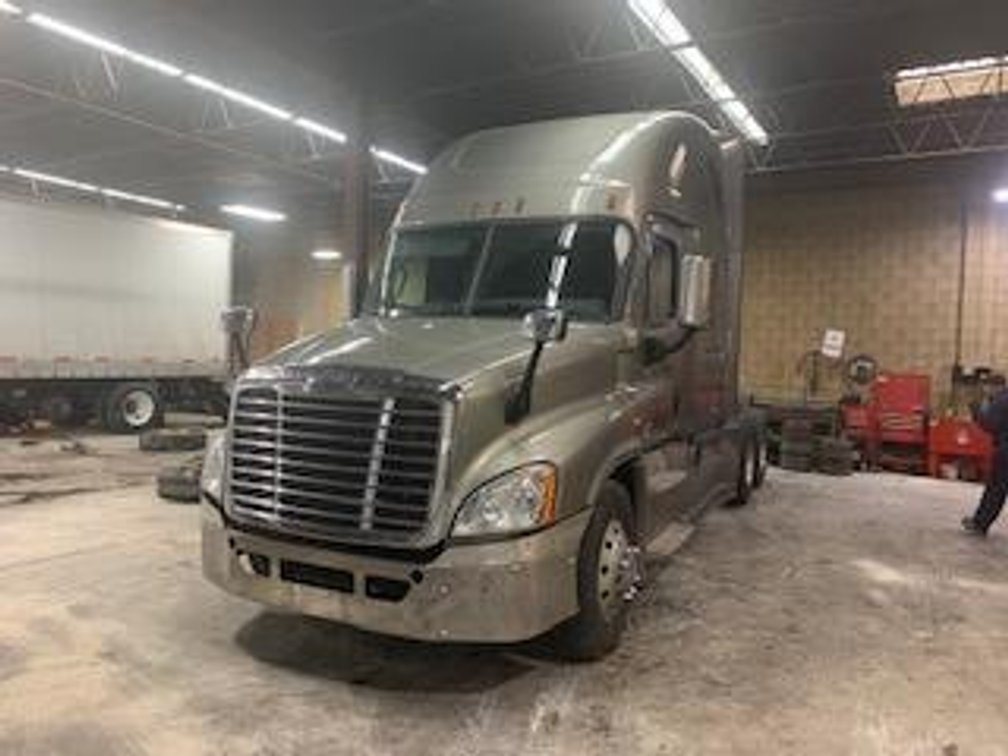 2017 Freightliner Cascadia, VIN: 1FUJGLDR1HLHN8669 (Located in Green Bay, WI)