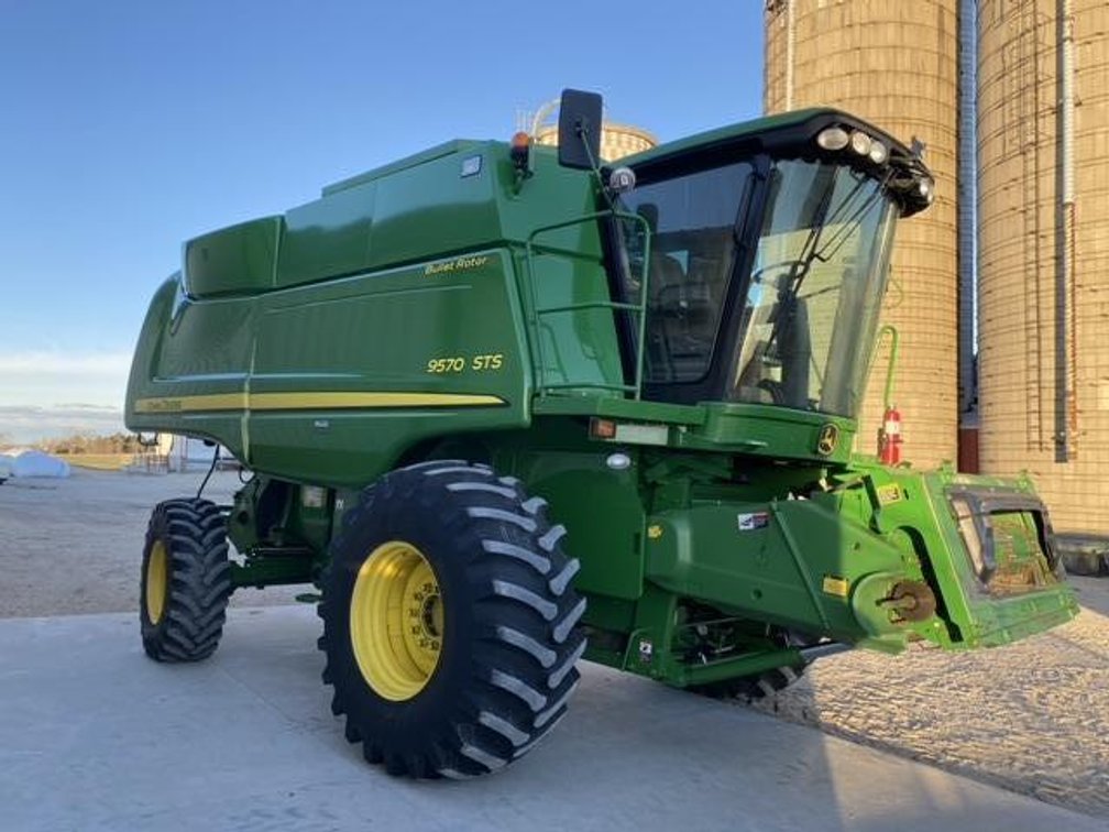 2010 John Deere 9570 STS Combine (Waupun, WI)