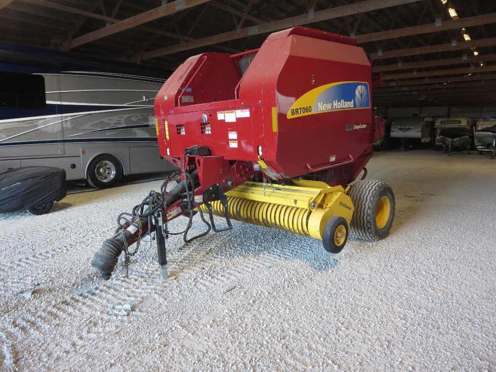 2014 New Holland BR7060 Round Baler (Whitelaw, WI)