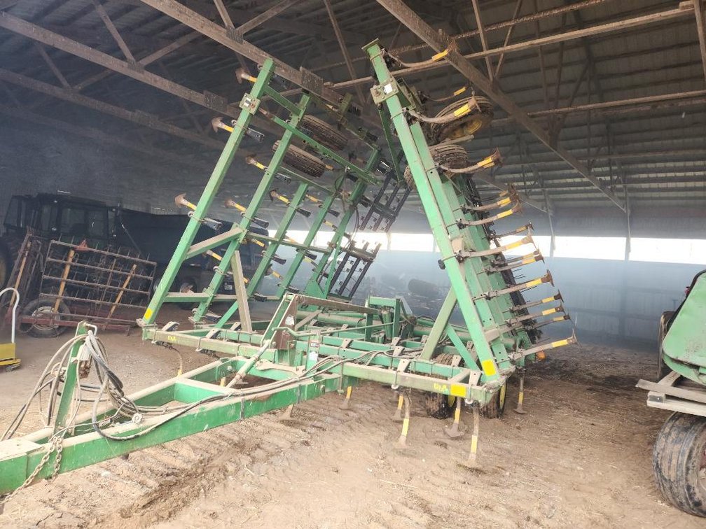 32' John Deere 980 Digger Cultivator, SN: 100980X013088 (Whitelaw, WI)