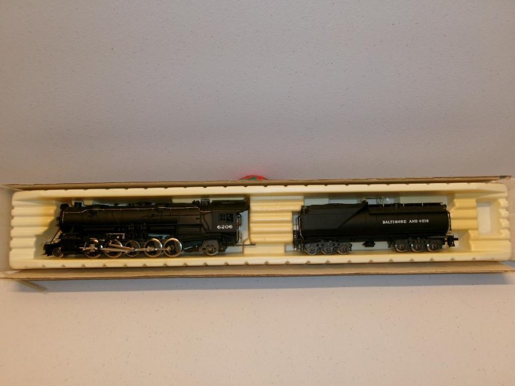 HO-Scale AHM 2-10-2 "Santa Fe" Class S1