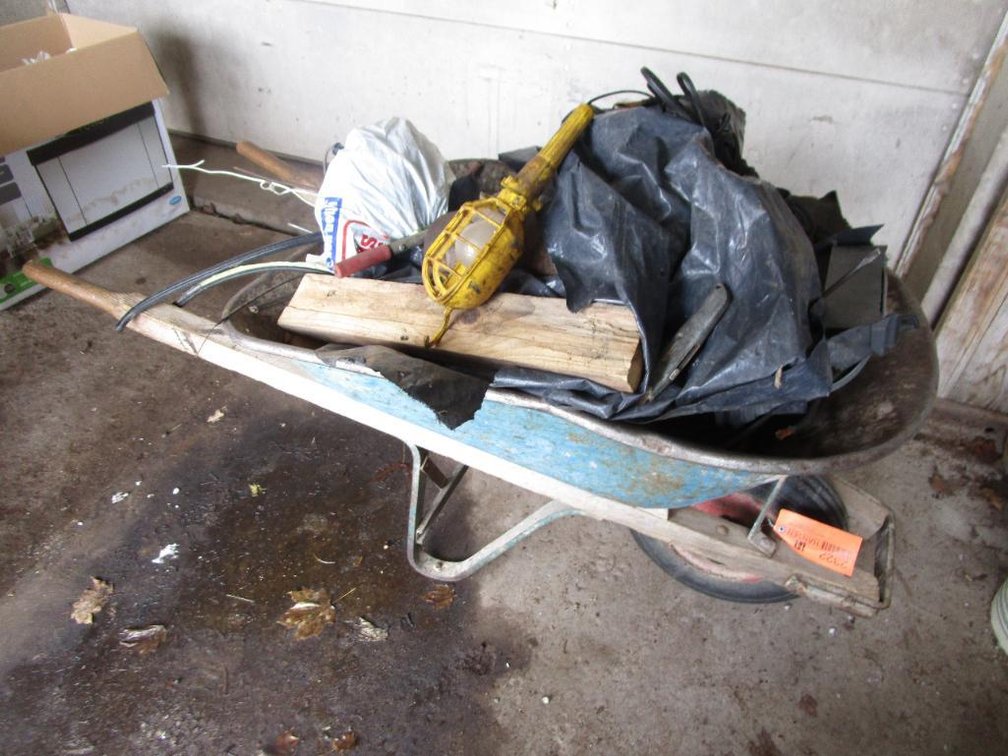 Metal Wheel Barrow with Pneumatic Tire