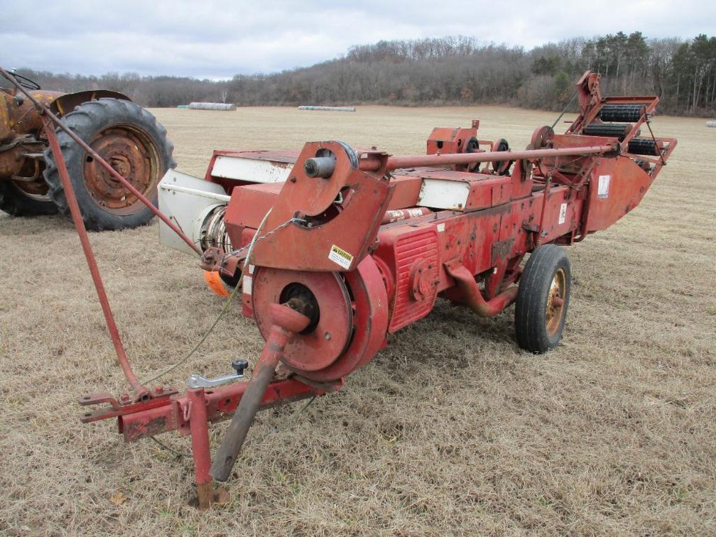 International 420 Square Baler