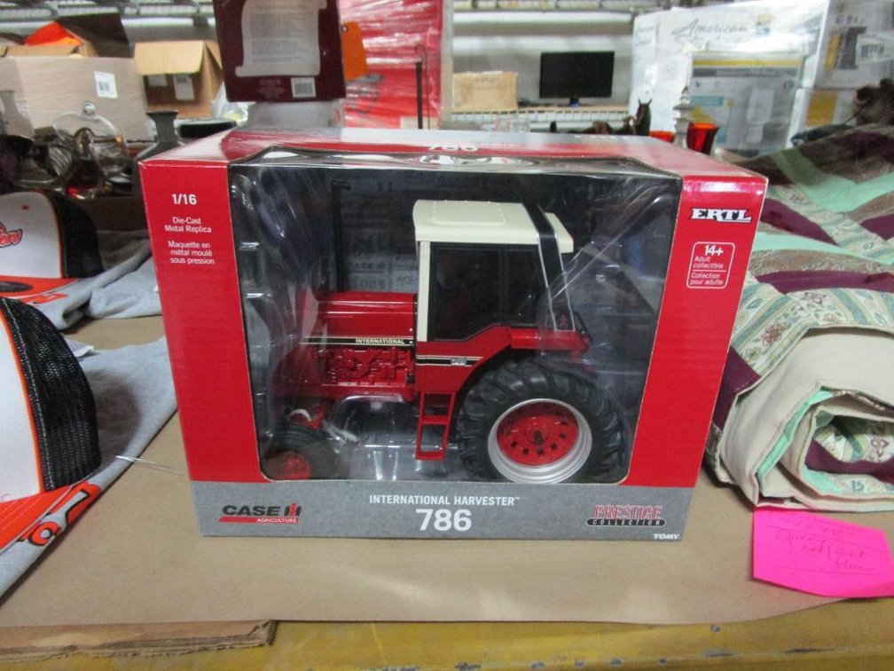 Ertl 1/16 Scale International Harvester 786 Tractor