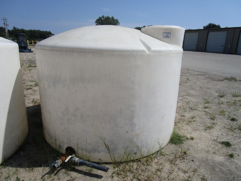 1550 Gallon Poly Tanks with Valve