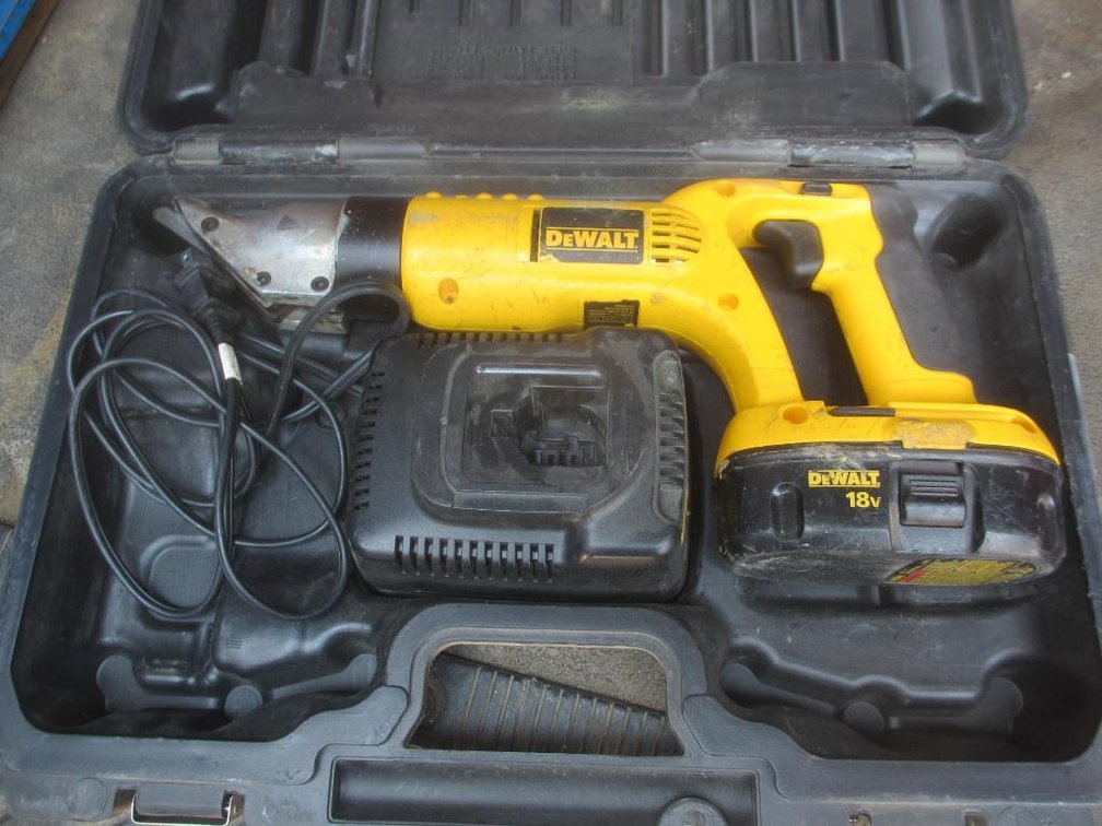 DeWalt Swivel Head Shear (V83)