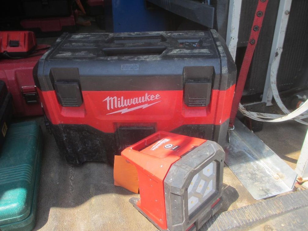 Milwaukee 2 Gallon Wet/Dry Vacuum and Mounting Flood Light (V83)