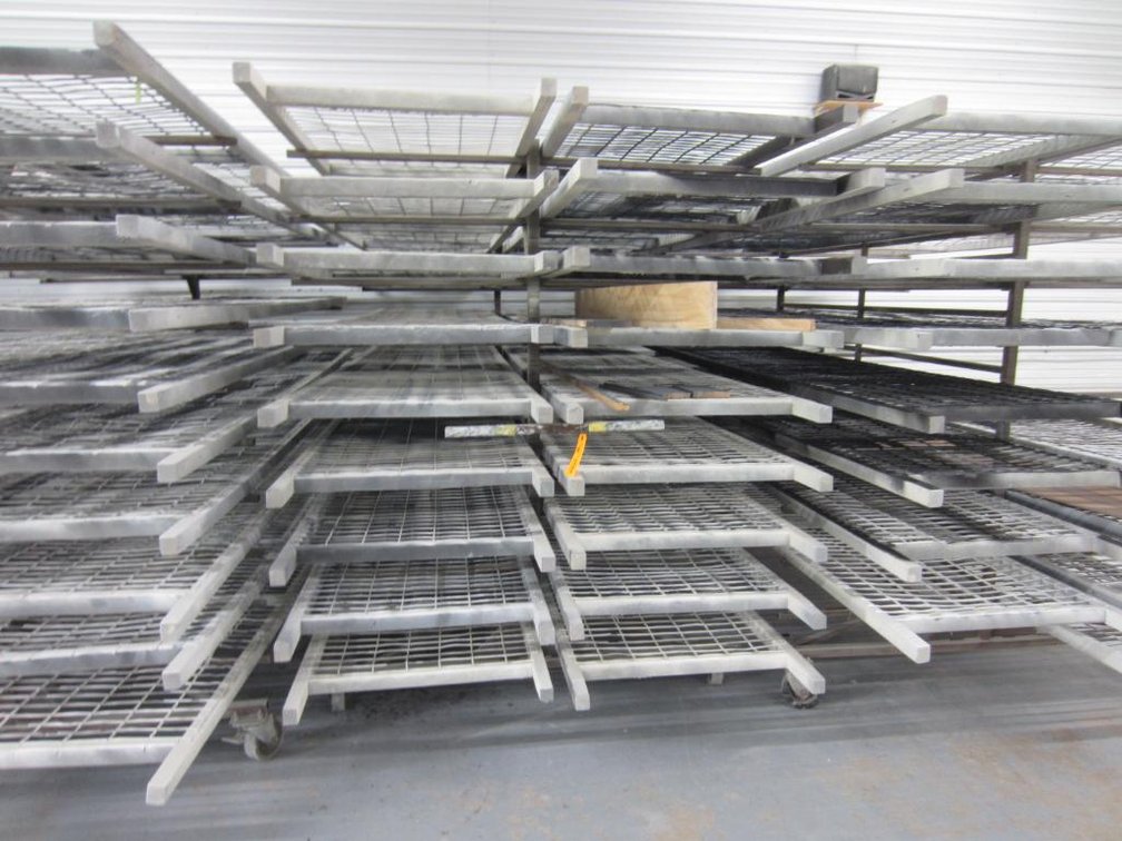 (18) Paint Drying Racks on Rolling Cart (S)