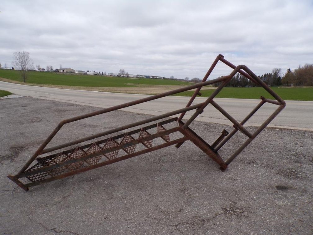 8-Step Platform Metal Staircase 6FT.6in. High to Platform 30-1/2 X 22-1/8in. Platform with Safety Rails 22-1/2 X 8-1/2in. Steps